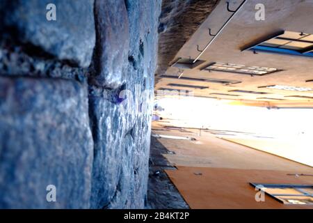 Kopfsteinpflaster von Gamla Stan in der Stockholmer Altstadt, UNESCO-Weltkulturerbe aus einem niedrigen Winkel Stockfoto