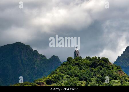 Fatima Chapel auf einem grünen Hügel, Capela de Nossa Senhora de Fátima, SÃ£o Vicente, Madeira Island, Portugal Stockfoto