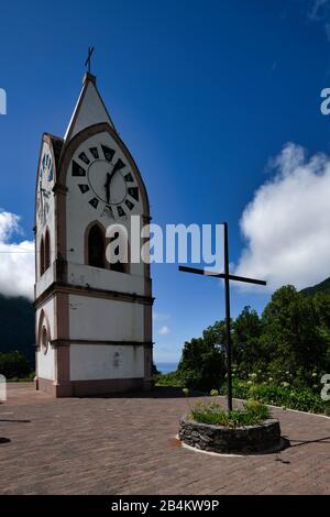 Fatima Chapel auf einem grünen Hügel, Capela de Nossa Senhora de Fátima, SÃ£o Vicente, Madeira Island, Portugal Stockfoto