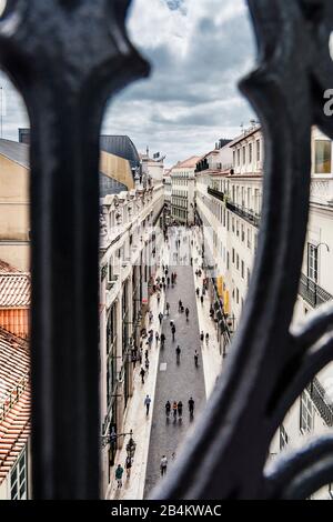 Europa, Portugal, Hauptstadt, Altstadt von Lissabon, Aussichtspunkt, Blick durch die Verzierungen des Elevador de Santa Justa, in der Rua do Carmo Stockfoto