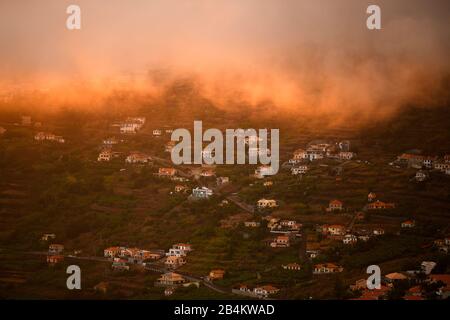 Arco da Calheta im Abendnebel, Insel Madeira, Portugal Stockfoto