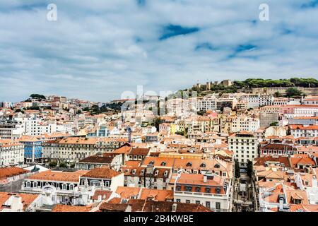 Europa, Portugal, Hauptstadt, Altstadt von Lissabon, Stadtbild, Blickpunkt, Blick über die Dächer des Stadtrats Baixa, Dächermeer, zum Burgber Stockfoto