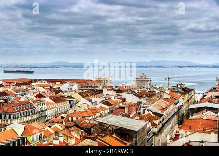 Europa, Portugal, Hauptstadt, Altstadt von Lissabon, Stadtbild, Blickpunkt, Blick auf die Bucht des Rio Tejo, über das Viertel Baixa, mit dem Triu Stockfoto