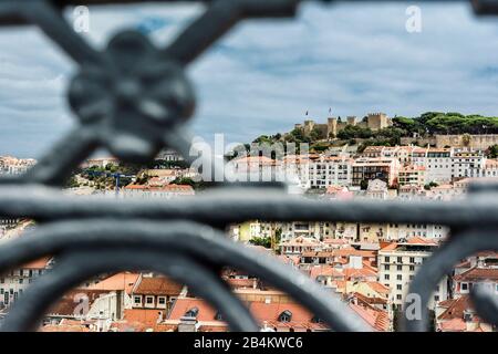 Europa, Portugal, Hauptstadt, Altstadt von Lissabon, Aussichtspunkt, Blick auf die Ruine Castelo de Sao Jorge auf dem Burghügel, sichtbar durch Metallbalustrade im Vordergrund Stockfoto