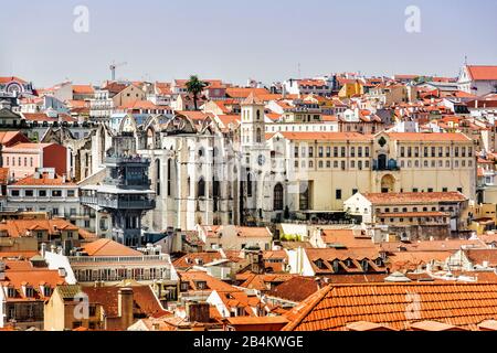 Europa, Portugal, Hauptstadt, Altstadt von Lissabon, Stadtbild, Aussichtspunkt, Elevador de Santa Justa, dahinter die Kirchenruine Igreja do Convento do Carmo, gotisch, aus dem 14. Jahrhundert, die durch das Erdbeben von 1755 zerstört wurde, beherbergt das archäologische Museum, Museu Arqueologico Stockfoto