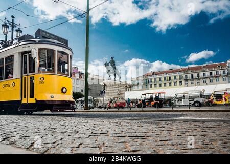 Europa, Portugal, Hauptstadt, Altstadt von Lissabon, Baixa, Praca da Figueira, Marktplatz, Mercado da Baixa, mit Straßenbahnlinie 12, Reiterstandbild, Estatua de Dom Joao I, Tuk Tuks Stockfoto