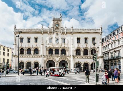 Europa, Portugal, Hauptstadt, Altstadt von Lissabon, Baixa, Bahnhof Rossio, Estacao do Rossio, EstaçÃ£o de Caminhos de Ferro do Rossio, Manueline-Stil, Außenansicht mit Tuk Tuk und zu Fuß Stockfoto