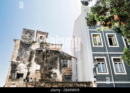 Europa, Portugal, Hauptstadt, Altstadt von Lissabon, Alfama, Bairro do Castelo, Burghügel, Rua do Chao da Feira, Gegensatz von Alt und Neu Stockfoto