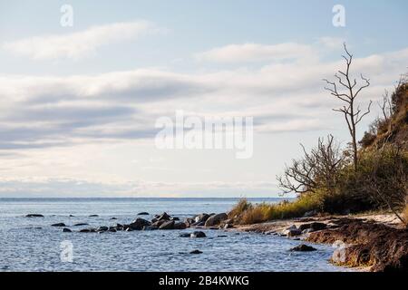 Europa, Dänemark, Bornholm. Die Südküste von Bornholm bei Risegård und der weite Blick auf die Ostsee. Stockfoto