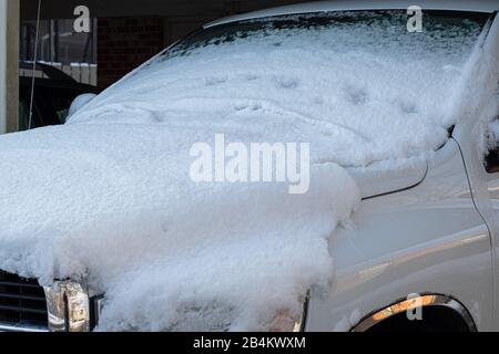 Newport News, VA/USA - Februar 21.2020: Schnee bedeckt einen Lastwagen, nachdem ein Schneesturm Virginia trifft. Stockfoto