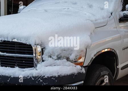 Newport News, VA/USA - Februar 21.2020: Schnee bedeckt einen Lastwagen, nachdem ein Schneesturm Virginia trifft. Stockfoto