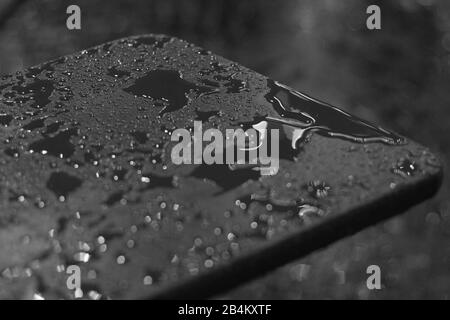 Wasser auf einer Bierbank Stockfoto