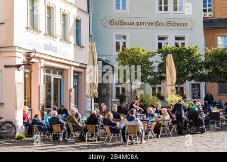 Deutschland, Thüringen, Weimar, Altstadt, Café Lavazza, Gasthaus zum Weißen Schwan, Restaurant, Café, Außenterrasse Stockfoto