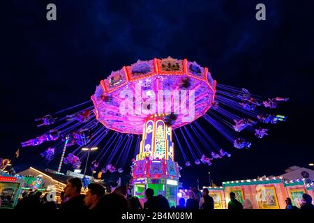 Deutschland, Bayern, München, Oktoberfest, Kettenkarussell, Abend, Lichter Stockfoto