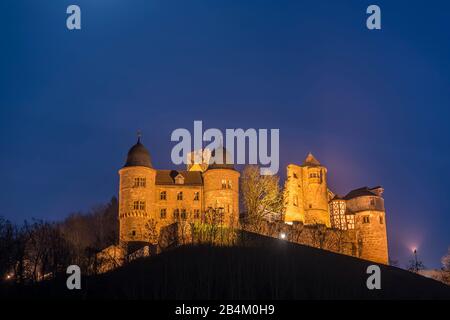 Wertheim am Main, Landkreis Main Tauber, Baden-Württemberg, Deutschland, Blick auf Schloss Wertheim in der Abenddämmerung Stockfoto