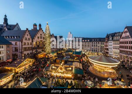 Frankfurt am Main, Hessen, Deutschland, Frankfurter Weihnachtsmarkt mit dem Römer in der Abenddämmerung. Stockfoto