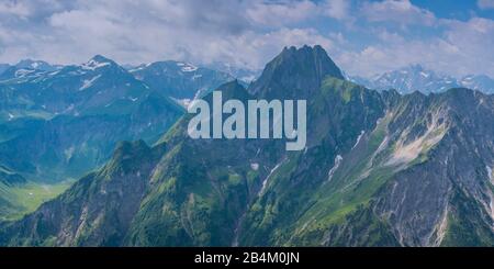 Bergpanorama vom Laufbacher Eck-Weg, einem Panorama-Bergweg vom Nebelhorn ins Oytal, dahinter die Höfats, 2259m, Allgäuer Alpen, Allgäuer, Bayern, Deutschland, Europa Stockfoto