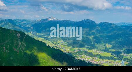 Panorama von Fellhorn, 2038 m, nach Kleinwalsertal, Allgäuer, Vorarlberg, Österreich, Europa Stockfoto