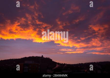 Deutschland, Baden-Württemberg, Karlsruhe, Sonnenaufgang auf Turmberg. Stockfoto