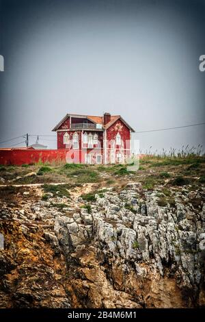 Europa, Portugal, Atlantikküste, Estremadura, Region Centro, Peniche, altes Haus mit roter Fassade Stockfoto