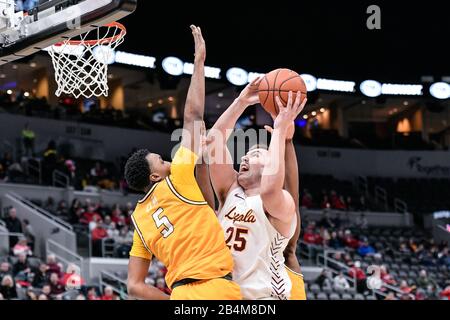 März 2020: Loyola Ramblers Center Cameron Krutwig (25) stellt in der zweiten Runde des Missouri Valley Conference Men's Tournament zwischen den Loyola Ramblers und den Valparaiso Crusaders einen Schuss gegen die Verteidigung von Valparaiso Crusaders vor Donovan Clay (5). Abgehalten im Enterprise Center in St. Louis, MO Richard Ulreich/CSM Stockfoto