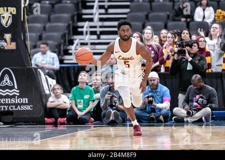 März 2020: Loyola Ramblers Guard Keith Clemons (5) bringt den Ball in der zweiten Runde des Missouri Valley Conference Men's Tournament zwischen den Loyola Ramblers und den Valparaiso Crusaders auf den Platz. Abgehalten im Enterprise Center in St. Louis, MO Richard Ulreich/CSM Stockfoto