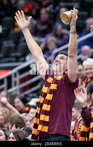 März 2020: Ein Loyola-Fan feiert in der zweiten Runde des Missouri Valley Conference Men's Tournament zwischen den Loyola Ramblers und den Valparaiso Crusaders einen Korb. Abgehalten im Enterprise Center in St. Louis, MO Richard Ulreich/CSM Stockfoto