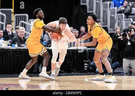 März 2020: Loyola Ramblers Guard Tate Hall (24) wird von Valparaiso Crusaders Guard Daniel Saccey (4) in der zweiten Runde des Missouri Valley Conference Men's Tournament zwischen den Loyola Ramblers und den Valparaiso Crusaders gefoult. Abgehalten im Enterprise Center in St. Louis, MO Richard Ulreich/CSM Stockfoto