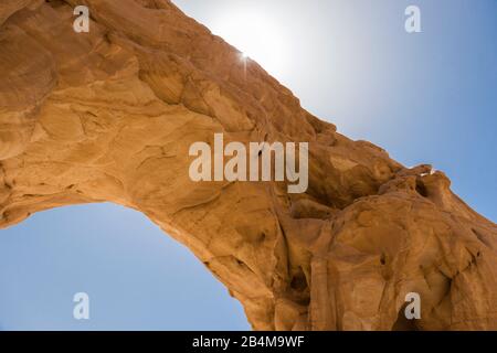 Naher Osten, Israel, Negev-Wüste, Timna Park, Sandsteinbogen in Rückenlicht Stockfoto