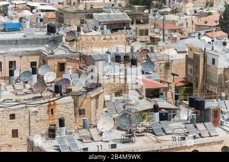 Naher Osten, Israel, Jerusalem, Dächer der Altstadt mit Satellitenschüsseln, Solarpaneelen und Wassertanks Stockfoto