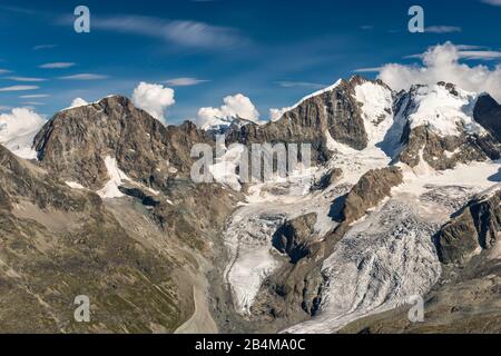 Schweiz, Graubünden, Engadin, Oberengadin, Rosegtal mit Piz Bernina Biancograt, Piz Palü, Piz Morteratsch, Tschiervagletscher und Tschiervahütte Stockfoto