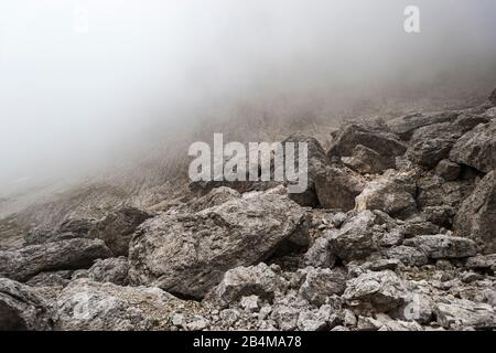 Auf dem Weg zum Sassolungo fallen Italien, Südtirol, die Doler, die Seiser Alm, Nebel und plötzliches Wetter Stockfoto