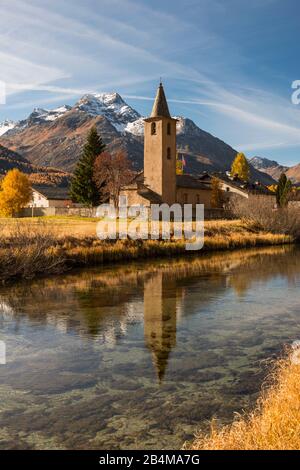 Die Schweiz, Graubünden, Engadin, Oberengadin, Sils-Baselgia, der Kirchturm spiegelte sich im jungen Gasthaus mit Piz da la Margna im Hintergrund wider Stockfoto