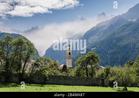 Schweiz, Graubünden, Bergell, Soglio mit Sciora-Gruppe im Nebel Stockfoto