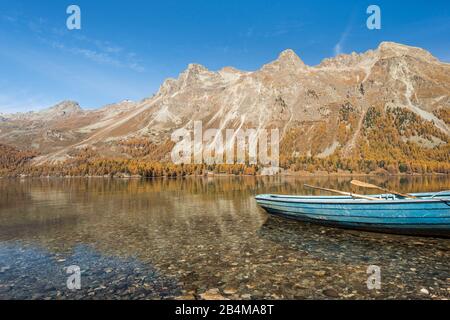 Schweiz, Graubünden, Engadin, Oberengadin, Sils, Silser See, Blaues Ruderboot am Ufer Stockfoto