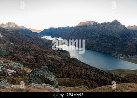 Schweiz, Graubünden, Engadin, Oberengadin, Abenddämmerung über Piz da la Margna, Silser See, Sils, Silvaplaner See und Silvaplana Stockfoto