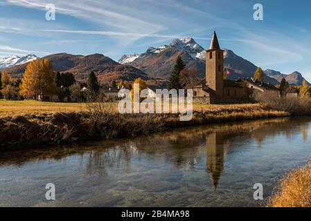 Die Schweiz, Graubünden, Engadin, Oberengadin, Sils-Baselgia, der Kirchturm spiegelte sich im jungen Gasthaus mit Piz da la Margna im Hintergrund wider Stockfoto