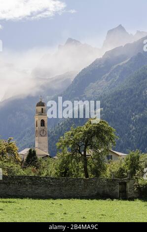 Schweiz, Graubünden, Bergell, Soglio mit Sciora-Gruppe im Nebel Stockfoto