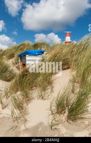 Deutschland, Niedersachsen, Nordsee, Ostfriesische Inseln, Nationalpark Wattenmeer, Borkum, Strandzelt in den Dünen am Südstrand mit Leuchtturm Stockfoto