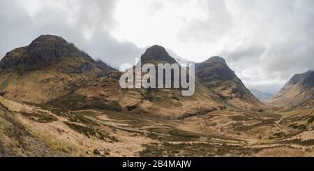 Großbritannien, Schottland, Highlands, Glencoe, Talblick und Three Sisters an einem bewölkten Tag Stockfoto