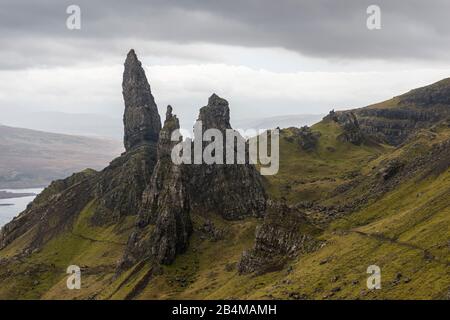 Großbritannien, Schottland, Innere Hebriden, Insel Skye, Trotternish, Alter Mann von Storr an einem bewölkten Tag Stockfoto