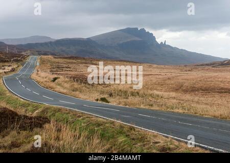 Großbritannien, Schottland, Innere Hebriden, Insel Skye, Trotternish, Straße von Portree nach Staffin mit Blick auf Den Alten Mann von Storr Stockfoto