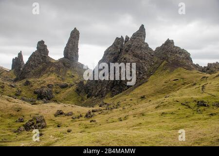 Großbritannien, Schottland, Innere Hebriden, Insel Skye, Trotternish, Alter Mann von Storr an einem bewölkten Tag Stockfoto