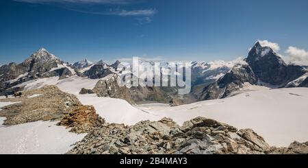 Schweiz, Wallis, Haute Route Chamonix Zermatt, drei Bergsteiger auf dem Zipfel der Tete Blanche mit Dent Blanche, Weisshorn, Zinalrothorn, Obergabelho Stockfoto