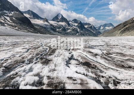 Die Schweiz, das Wallis, die Haute Route Chamonix Zermatt, Wasserläufe fließen über den Glacier d'Otemma ins Tal Stockfoto