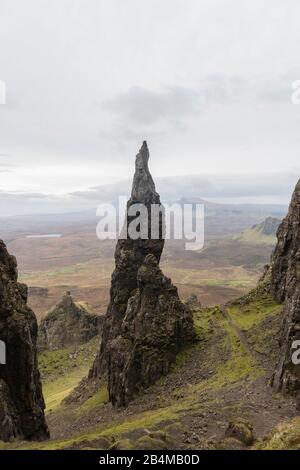 Großbritannien, Schottland, Innere Hebriden, Insel Skye, Trotternish, Quiraing, Abenteuerliche Landschaft mit Der Nadel Stockfoto