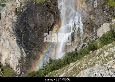 Schweiz, Wallis, Zermatt, Arbenfall, Wasserfall mit Regenbogen Stockfoto