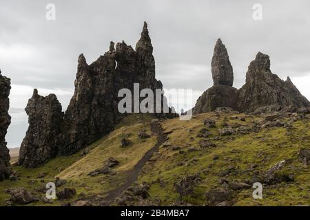 Großbritannien, Schottland, Innere Hebriden, Insel Skye, Trotternish, Junger Mann blickt auf den Alten Mann von Storr Stockfoto