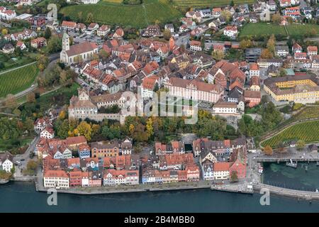 Deutschland, Baden-Württemberg, Bodensee, Blick von oben auf Meersburg mit Altstadt, Hafen, Schloss, Kirche, Zepelmuseum, Stadttor, neuem Schloss, Landesweingut und Seminar Stockfoto