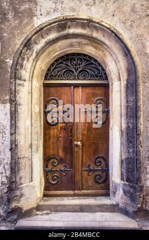 Eingangstür zur Chapelle Saint Guiraud in Puissalicon Stockfoto